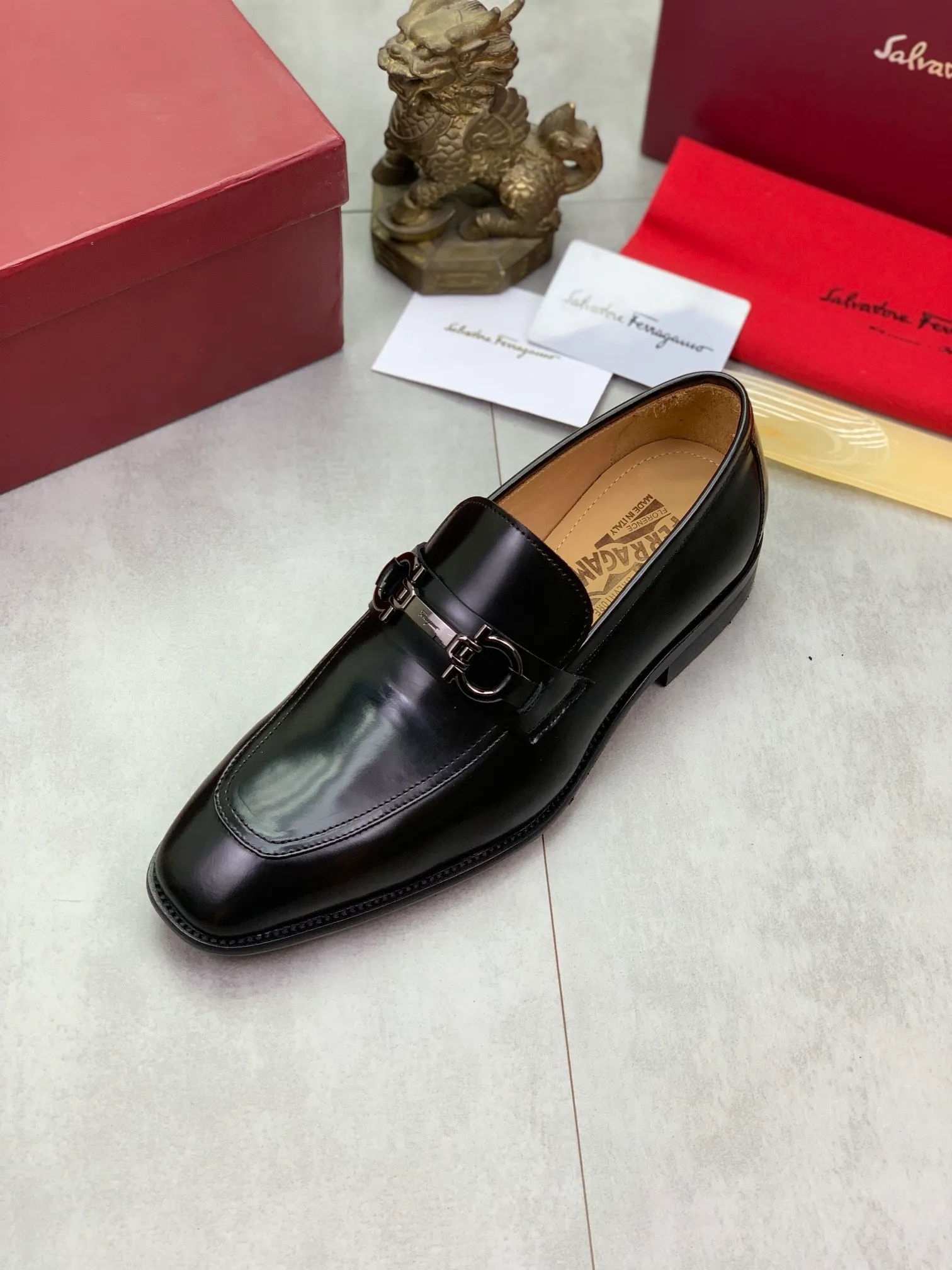 Men's men's shoes💰P460💰[New model]🆘 Water-dyed cow lining [Ferragamo] Ferragamo's latest men's over-the-foot business leather shoes🇨🇳Official website original 1:1 molding💯The first layer is made of Italian imported calfskin➕Luxurious genuine cowhide lining, soft and comfortable🌴High-end atmosphere, the first choice for high-grade men🍍38-45 Black Brown🉑️Select
